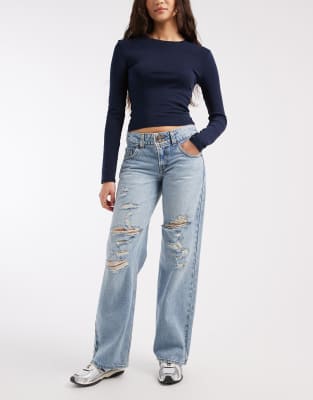 Levi's - Locker sitzende Jeans in hellblauer Waschung mit supertiefem Bund und Zierrissen