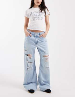 Lockere Bootcut-Jeans in Hellblau mit Zierrissen Blau W30 L29