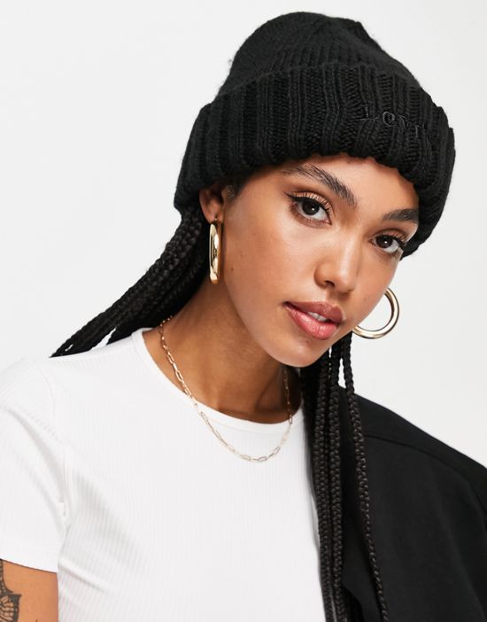 https://images.asos-media.com/products/levis-logo-beanie-hat-in-black/200806230-1-black?$n_550w$&wid=550&fit=constrain