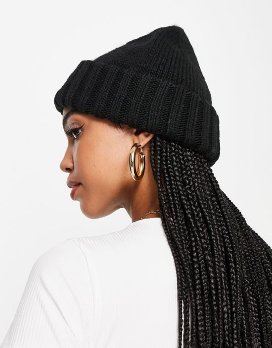 https://images.asos-media.com/products/levis-logo-beanie-hat-in-black/200806230-2?$n_550w$&wid=550&fit=constrain