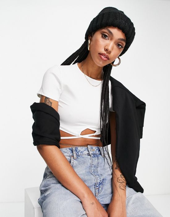 https://images.asos-media.com/products/levis-logo-beanie-hat-in-black/200806230-3?$n_550w$&wid=550&fit=constrain
