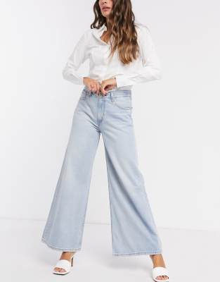 Levi's - Losvallende broek met ultra wijde pijpen in lichtblauwe wassing |  ASOS