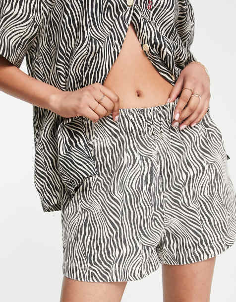 Levi's lounge short in wavy zebra print