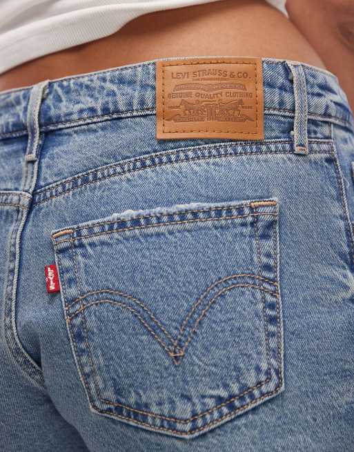 Levi's low waisted denim shorts in light blue, 4 of 5