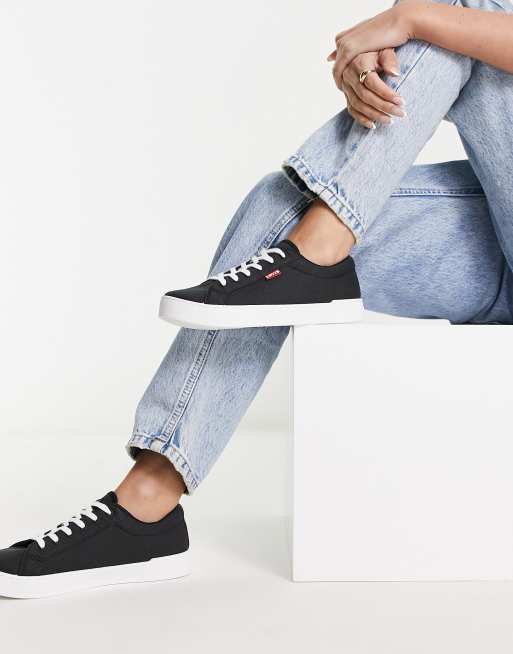 Levi's – Malibu – Sneaker in Schwarz mit Logo-Etikett in Rot