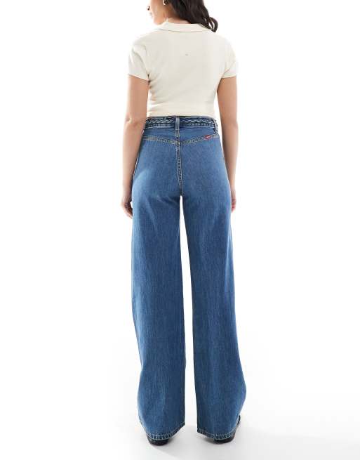 Levi's – Mellanblå jeans med vida ben, hög midja och flätad detalj på linningen , 2 av 5