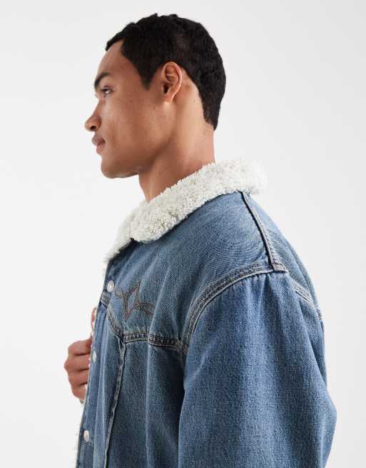 Levi's - Mellemvasket trucker-jakke med western-broderier i denim og sherpa, 4 af 5