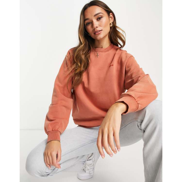 Levi's melrose slouchy crewneck sweatshirt in aragon garment dye | ASOS