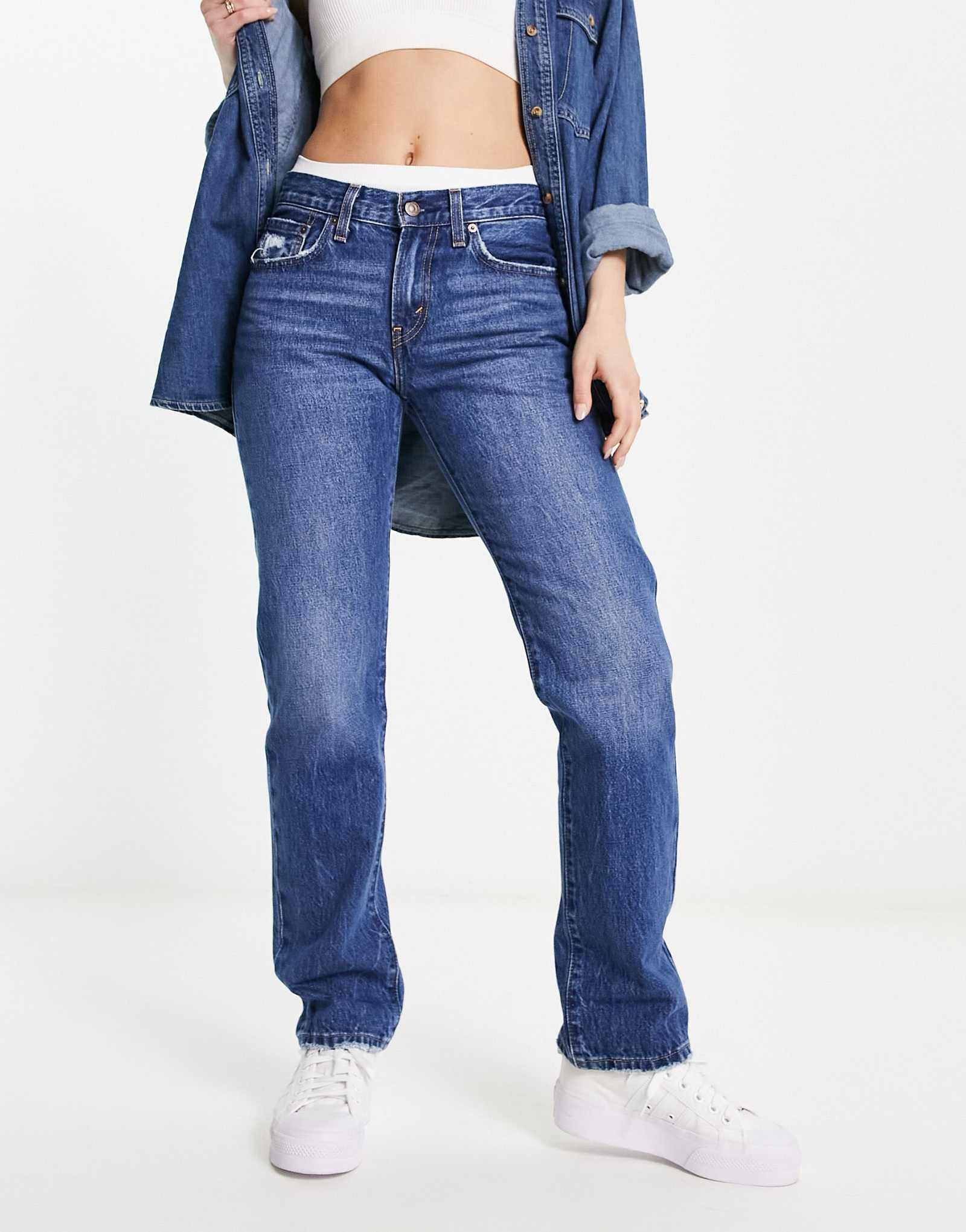 Потертые джинсы Levi's middy с прямыми штанинами после средней стирки
