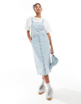 Levi's - Midi-Latzkleid aus Denim in Hellblau