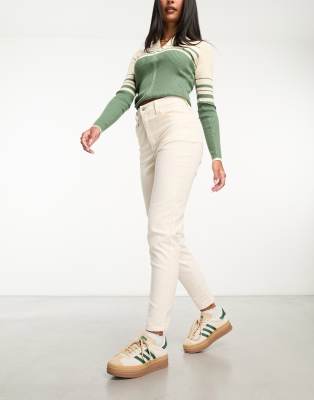 Levi's - Mom-Jeans aus Cord in Cremeweiß mit hohem Bund