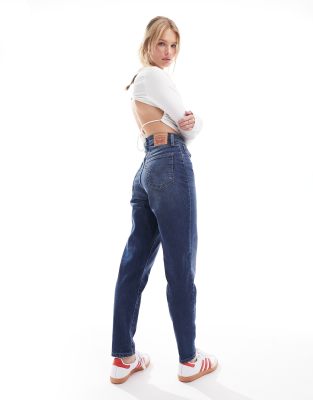 Levi's - Mom-Jeans in marineblauer Waschung mit hohem Bund