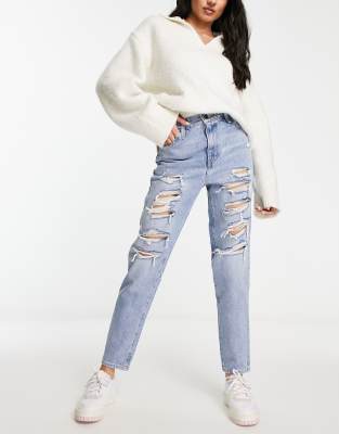 Levi's - Mom-Jeans in verwaschenem Hellblau mit hohem Bund und Used-Effekt