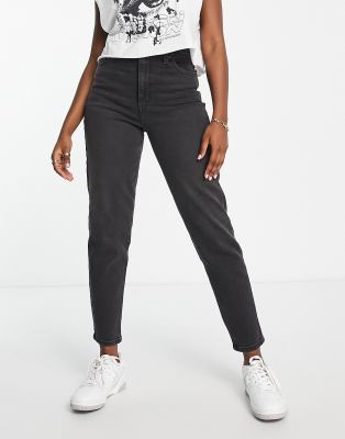 Levi's - Mom-Jeans in verwaschenem Schwarz mit hoher Taille