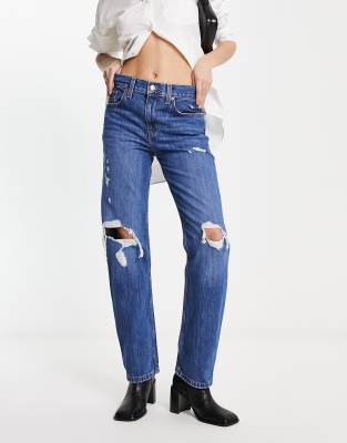 Levi's - Mom-Jeans mit niedrigem Bund und Used-Optik in dunkelblauer Waschung-Marineblau