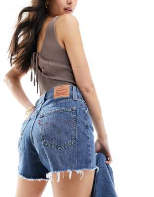 Levi's - Mom-Jeansshorts in Blau mit hohem Bund