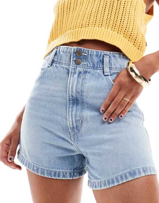 Levi s Mom Jeansshorts in Hellblau mit hohem Bund und Kontrastnaht ASOS