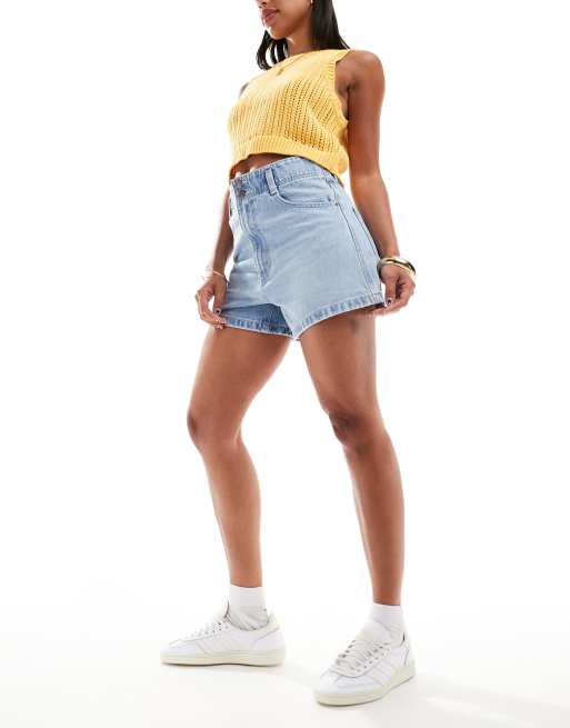 Levi's – Mom-Jeansshorts in Hellblau mit hohem Bund und Kontrastnaht, 4 von 5