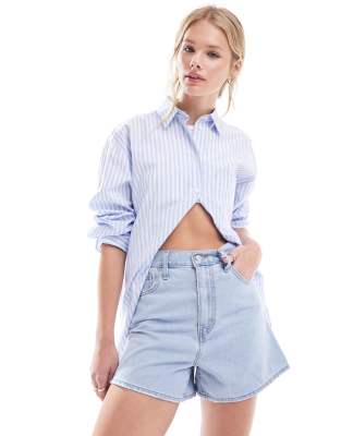 Levi's - Mom-Jeansshorts in Hellblau mit hohem Bund