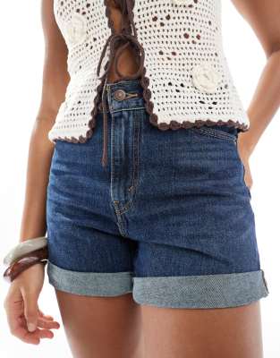 Levi's - Mom-Shorts in Mittelblau mit Umschlag-Design der 80er