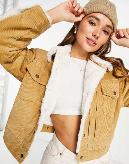 Levi's - New Heritage - Truckerjack van corduroy in warme ijskoffie kleur