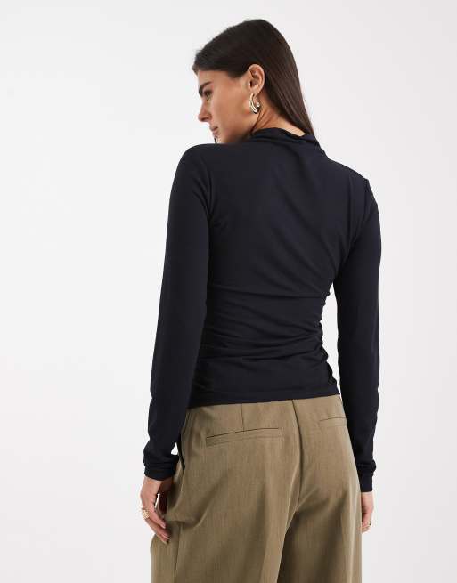 Levi's – Nina – Svart t-shirt med hög krage och långa ärmar, 4 av 4