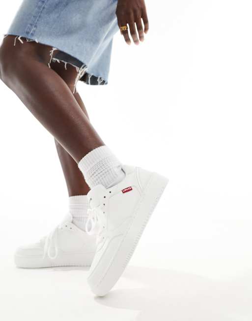 Levi's – Paige – Białe skórzane buty sportowe z czerwonym zapiętkiem i naszywką z logo