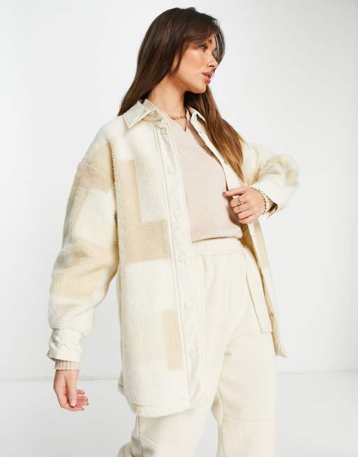 Levi's – Patchwork-Jacke aus Sherpa-Fleece in Cremeweiß
