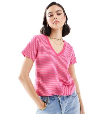 Levi's - Perfect - T-Shirt in gestreiftem Rosa mit V-Ausschnitt