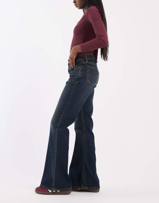 Levi's personalizowane jeansy flare puddle w ciemnym odcieniu denimu, 3 z 5