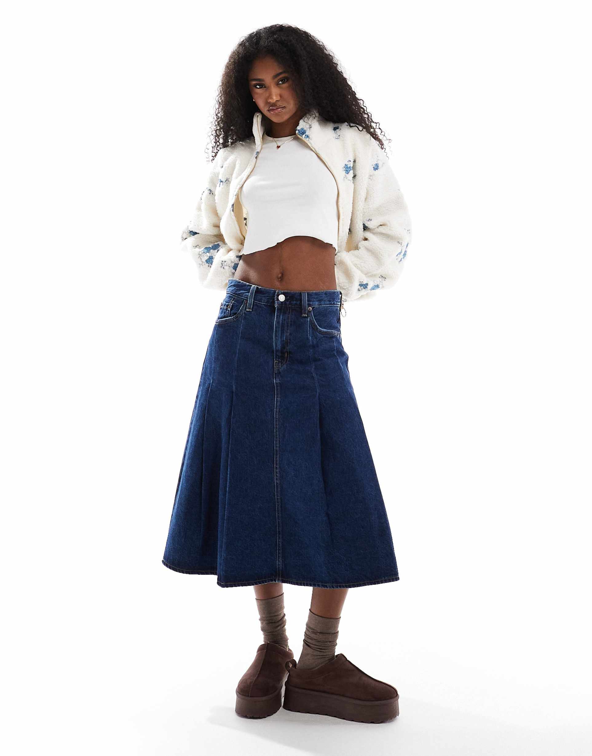 levi's pleated denim midi skirt in dark wash blue
