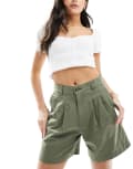 [Levi's] Levi's pleated pant shorts in green W28 GREEN