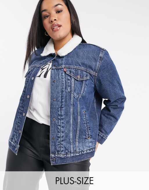 Levi's Plus ex-boyfriend sherpa trucker jacket in mid wash blue | ASOS