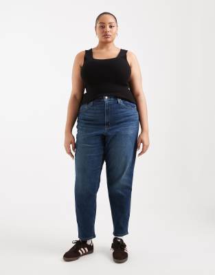 Levi's Plus - Mom-Jeans mit hohem Bund in mittelblauer Waschung