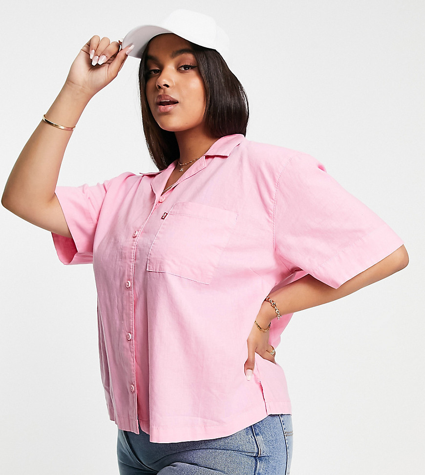 Plus-size shirt by Levi%27s The scroll is over Revere collar Button placket Chest pocket Relaxed fit
