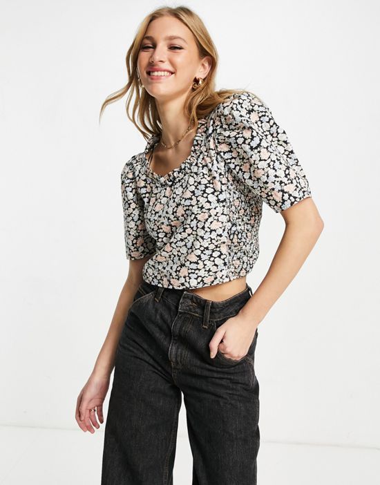 https://images.asos-media.com/products/levis-prairie-puff-sleeve-blouse-in-dark-floral/200284196-1-darkfloral?$n_550w$&wid=550&fit=constrain