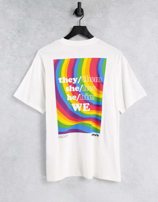 Levi's – Pride – Biały T-shirt o kroju vintage z nadrukiem tęczy na plecach