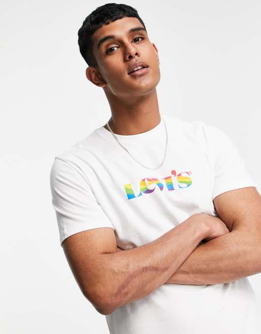 Levi's – Pride Community – Vit t-shirt med modern, regnbågsfärgad logga