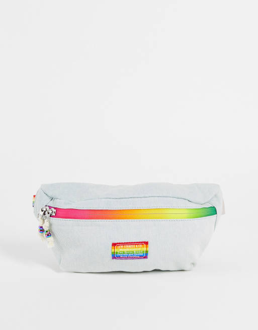 Levi's – Pride – Gürteltasche in Hellblau