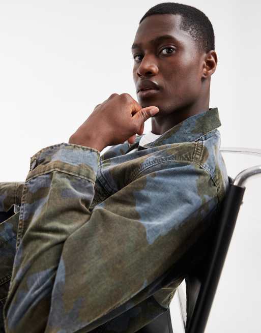 Levi's relaxed camo print denim trucker jacket in green, 2 of 5