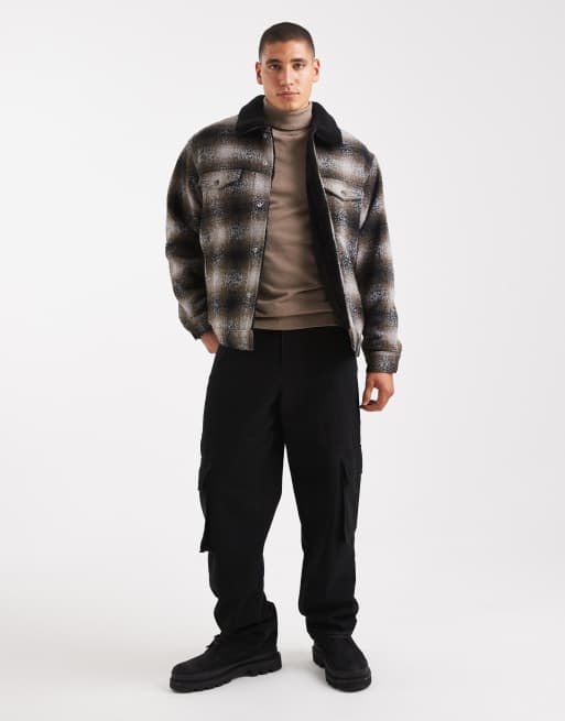 Levi's – Relaxed-Fit-Truckerjacke in schwarz kariert mit Wollanteil und Sherpa-Futter, 2 von 5