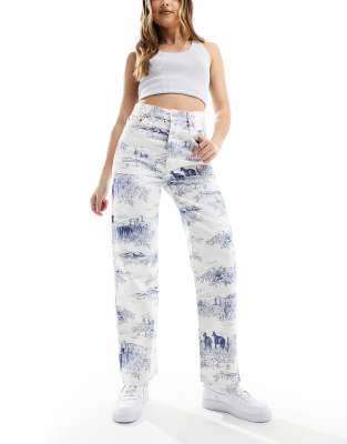 Levi's - Ribcage - Gerade geschnittene, knöchellange Jeans in Weiß mit marineblauem Print