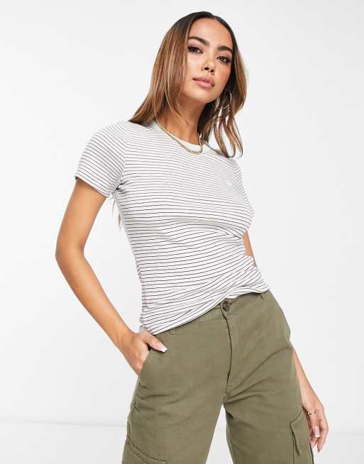 Levi's - Ribstrikket baby-T-shirt med ferskenfarvede striber