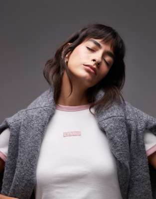Levi's Rickie Ringer Tee With Central Logo In White