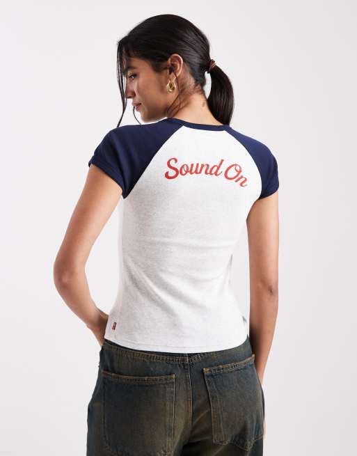 Levi's riley t-shirt con stampa grafica raglan bianca, 2 di 4