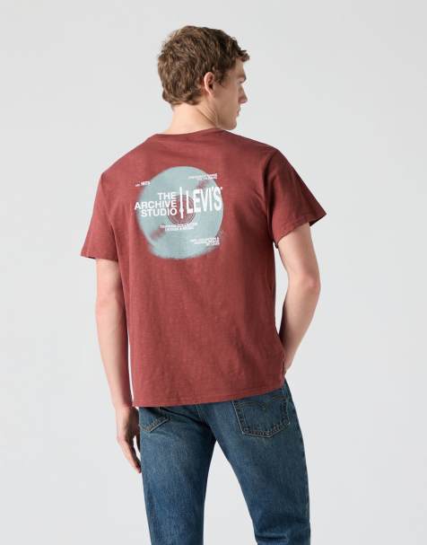 Levi's - Ruimvallend T-shirt in rood - view 1