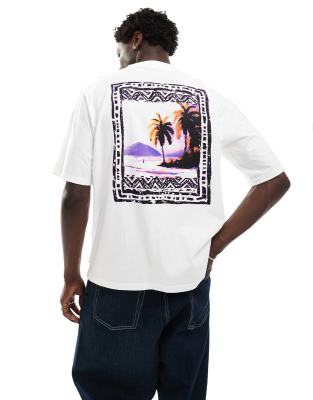 Levi's - Ruimvallend T-shirt met halve mouwen, logo en print van scène met palmboom op de achterkant in wit