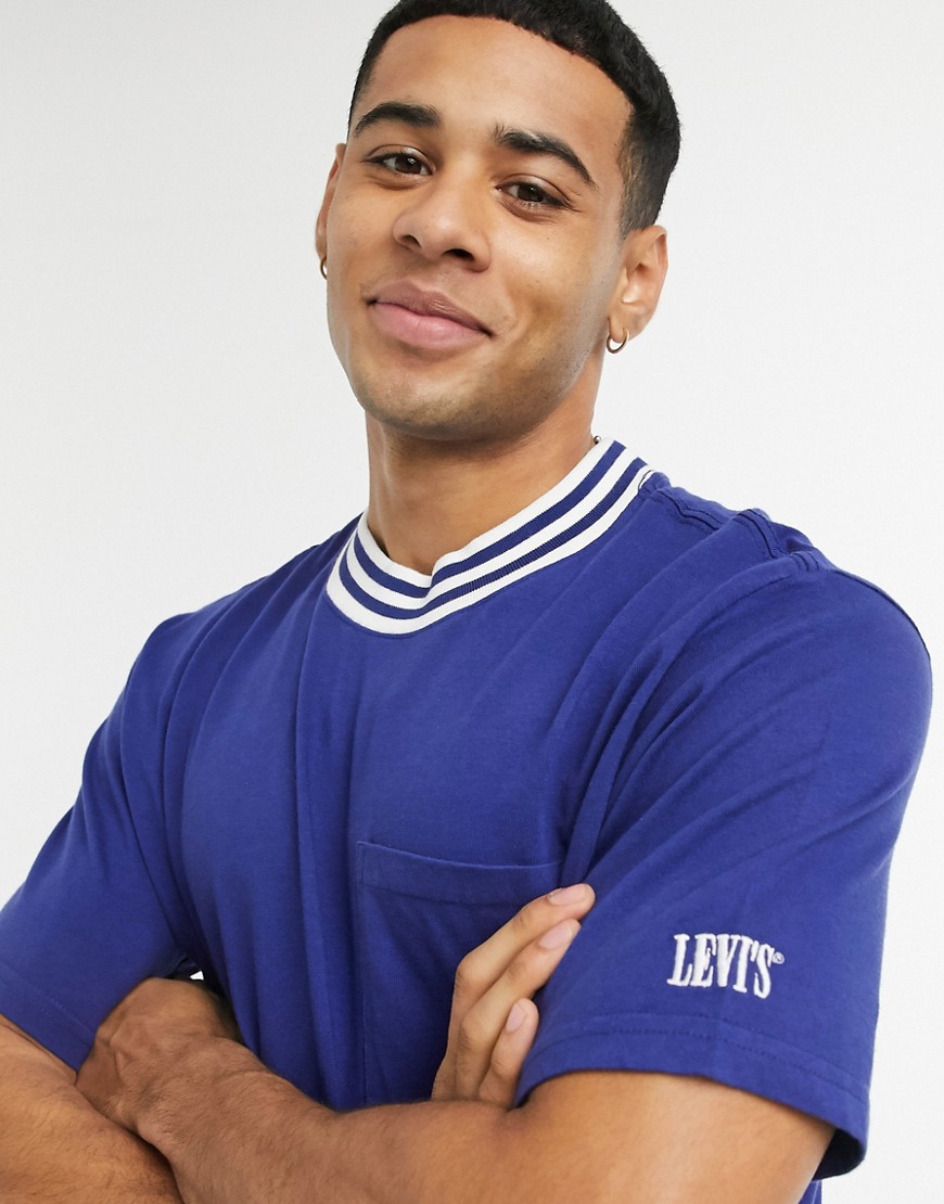 Levi's - Ruimvallend T-shirt met logo in Serif-letters en gestreepte hals in donkerblauw