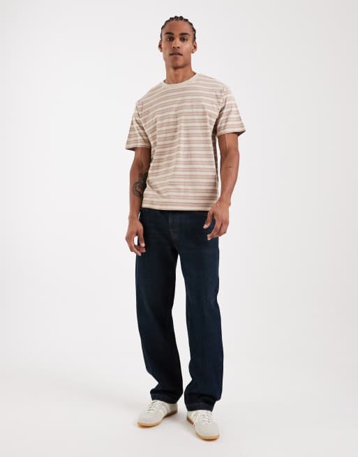 Levi's – Sandfärgad och randig t-shirt i vintagestil med röd flik, 2 av 5