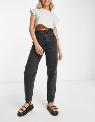 Levi's - Schmal zulaufende, legere Jeans mit hoher Taille in Schwarz